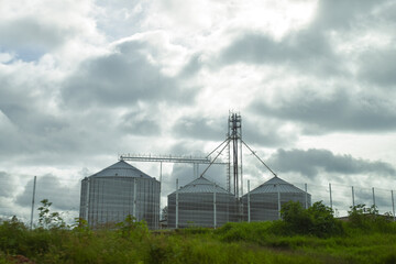 Fototapeta na wymiar Arquitectura industrial con un hermoso cielo azul nublado | Agricultura | Fábrica