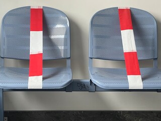 Gesperrte Sitze .Abstand halten.Pandemie