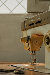 Costureira. Mulher. Costurando. Máquina de costura. Tecido. Bordado. Agulha. Tesoura. Textil. 