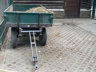 Karre mit Heu
