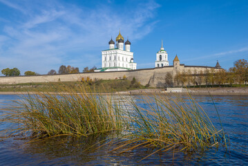 Fototapeta na wymiar Sunny October day on the Velikaya river at the Pskov Kremlin. Pskov, Russia