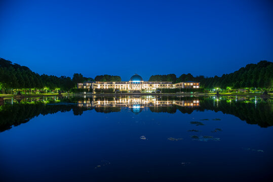 Nacht Geb&auml;ude mit See - Beleuchtet