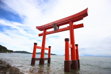 海に立つ鳥居