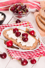 Rye bread with cottage cheese and cherries.