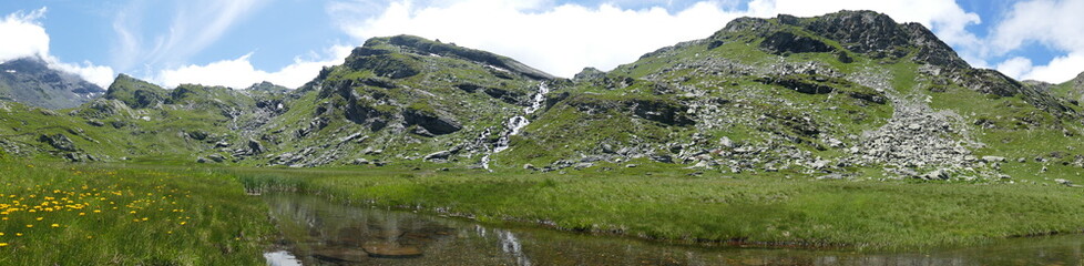 Fototapeta na wymiar Panoramique des ruisseaux de la Pierre Blanche en Savoie