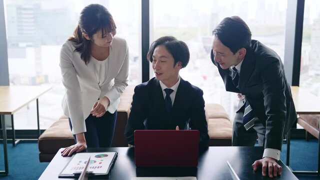 ミーティングするビジネスグループ　サークルショット　スローモーション