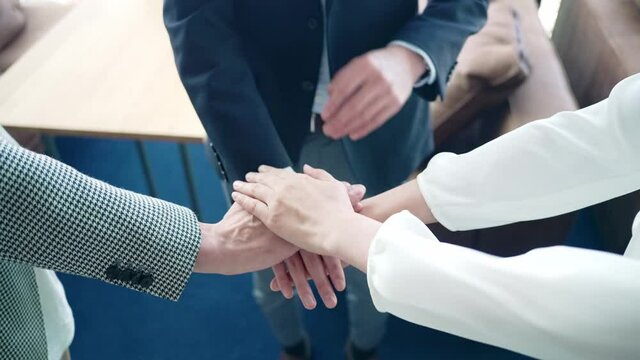 円陣を組む人々　ビジネスの成功　団結　スローモーション