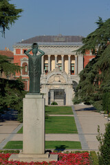 Fototapeta na wymiar Statue in front of a Museum