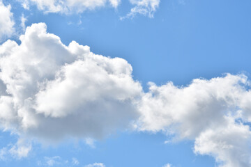 Fototapeta na wymiar Jasne niebo z chmurami