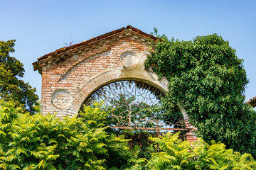 la natura si impossessa di un arco di una villa abbandonata