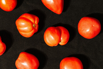 Ripe red tomato fruits form a pattern