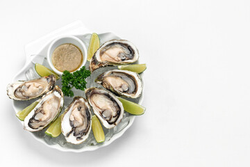 Six fresh oysters with lime wedges and citrus sauce