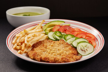 Milanesa de pollo con papas y ensalada 