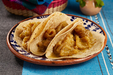 Tacos de salsa de chicharrón en salsa verde