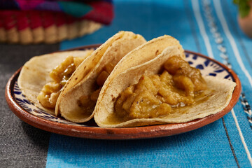Tacos de salsa de chicharrón en salsa verde