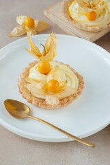 Tart with cream and Physalis