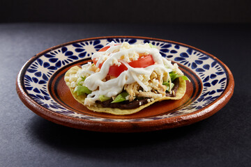 Tostadas de pollo con frijoles, crema, queso y verduras