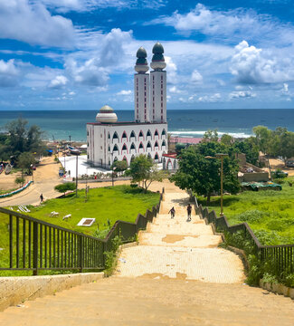 Naklejki The view of the divinity mosque, "mosquée de la divinité" in Dakar, Senegal, West Africa
