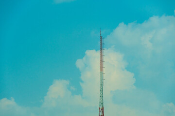 Obraz premium red and white large tower and the sky and clouds background