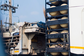 The head of a truck equipped with a gas tank behind the head of the car.