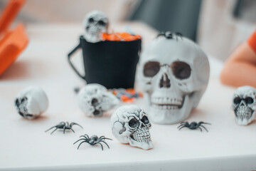 Decoracion de Halloween con arañas, calaveras y caramelos dulces en una mesa de una cafeteria