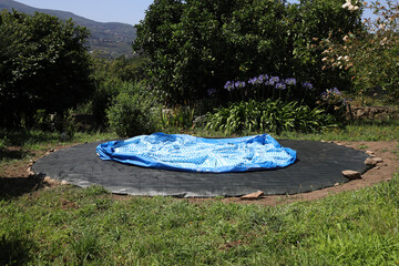 piscina desmontable esperando a ser montada para el verano - 455136561