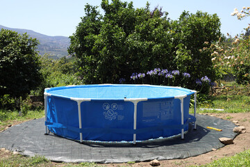 piscina desmontable vacía en el jardín