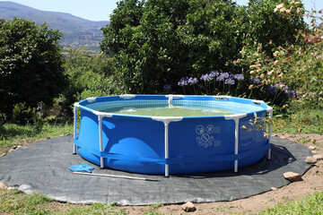 piscina desmontable con el agua sucia