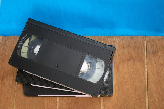 TARDE DE PEL&Iacute;CULAS EN VHS SOBRE MADERA Y FONDO AZUL