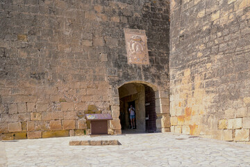 Arquitectura de una fortaleza militar de la edad media o medieval totalmente construida en piedra y hierro