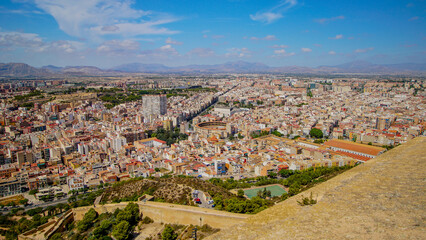 Fototapeta premium Vistas aéreas de Alicante en un día soleado y claro