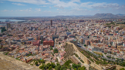 Arquitectura de una fortaleza militar de la edad media o medieval totalmente construida en piedra y hierro