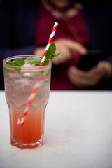 Erdbeer Minze Limonade mit Strohhalm
