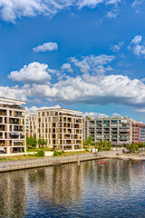 Moderne Neubau-Immobilien am Wasser: Entwicklung eines  neuen Wohnquartiers einer Stadt mit...