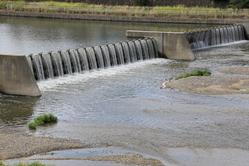 せき止められた川の流れる水