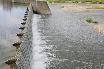 せき止められた川の流れる水