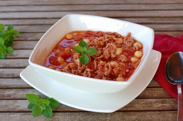 Chickpeas in tomato sauce with ground meat and oregano