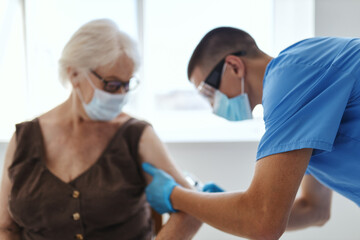 Obraz premium doctor giving an injection to a patient vaccine passport immunization safety