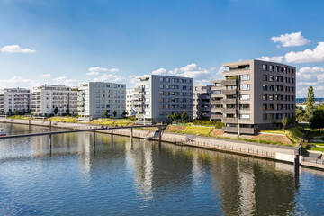 Moderne Neubau-Immobilien am Wasser: Entwicklung eines  neuen Wohnquartiers einer Stadt mit Eigentumswohnungen und Apartments