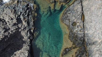 Mar azul rodeado de rocas