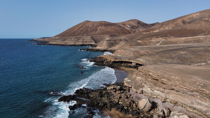 Playas de isla volcánica con agua azul