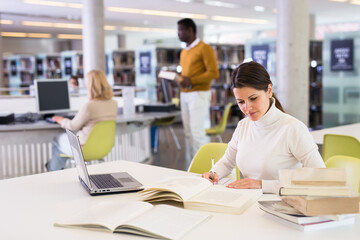 Obraz premium Successful woman studying in the library. High quality photo