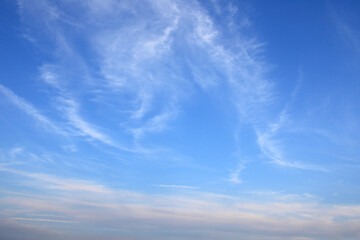 Obraz premium Clouds cirrus in various directions 