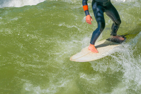 Surfen auf Eiswelle M&uuml;nchen