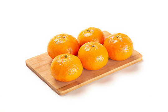 mandarinas sobre tabla de cortar de madera aislada fondo blanco
