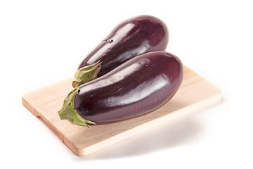 berenjena sobre tabla de cortar de madera. aislada fondo blanco close-up