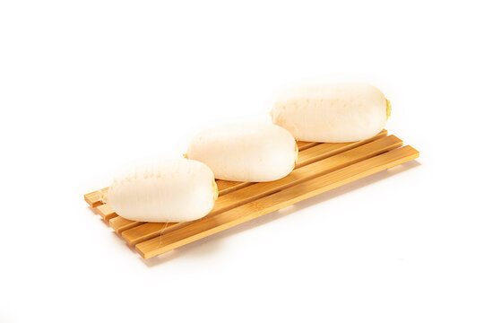 nabos sobre tabla de cortar de madera de bambu. aislada fondo blanco close-up