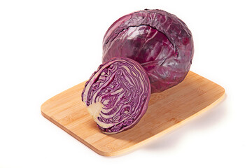 lombarda cortada sobre tabla de cortar de madera. aislada fondo blanco close-up