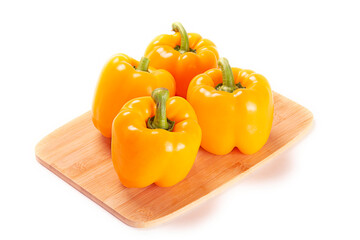 pimientos amarillos sobre tabla de madera. aislada fondo blanco
