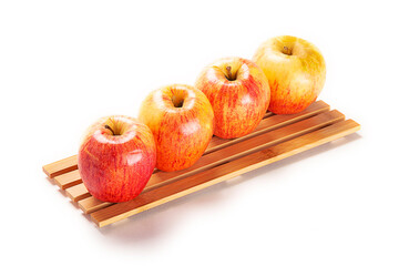 manzana royal gala fresca sobre tabla de cortar de madera. aislada fondo blanco